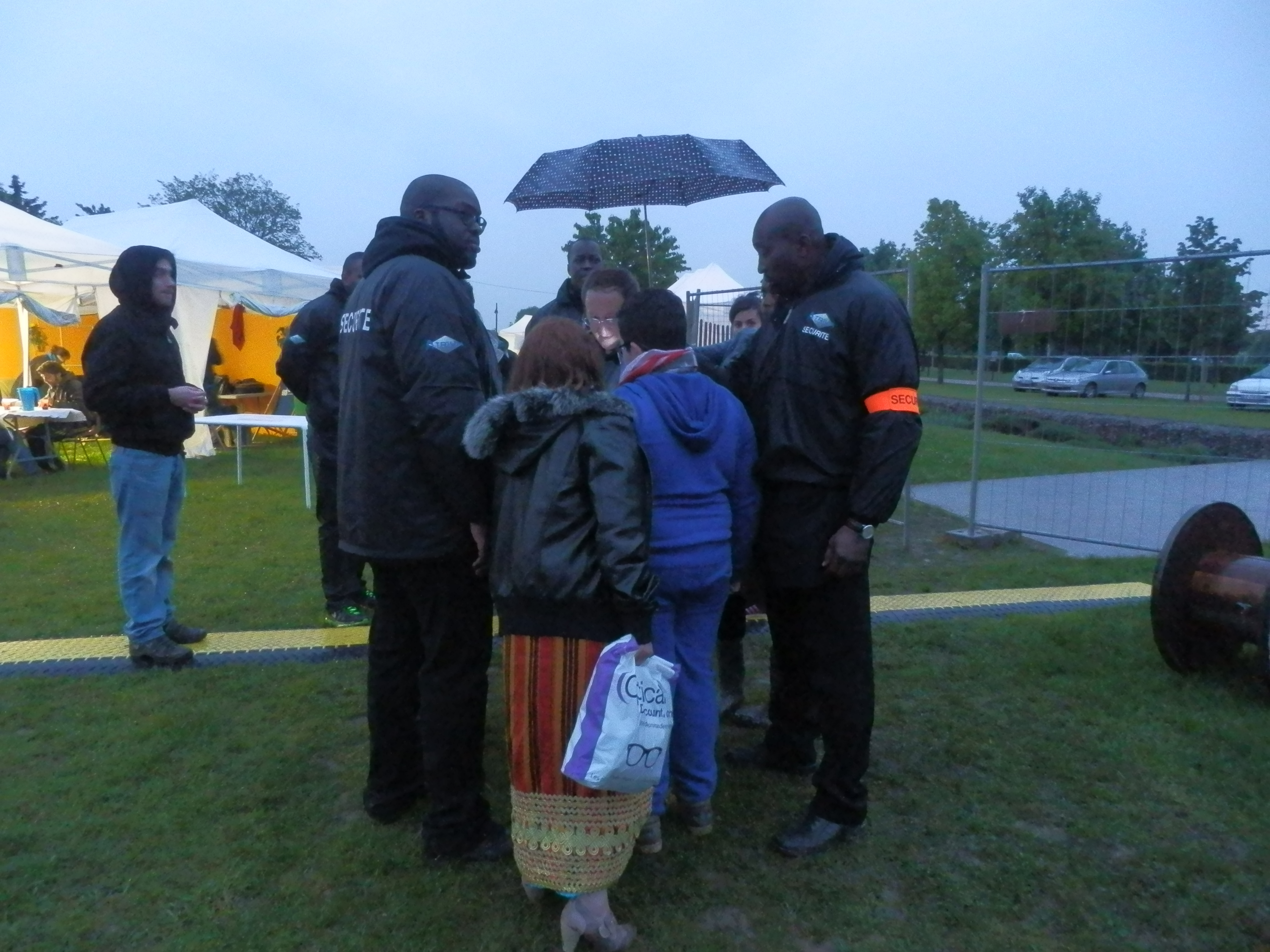 Encadrement, sécurité et surveillance de l'artiste en plein concert suivi de sa protection pour évit...